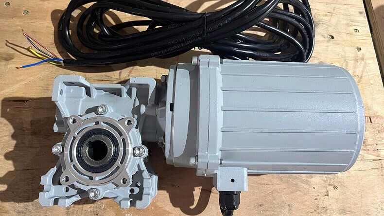 意大利艾思捷洗車機(jī)減速機(jī)進(jìn)行水下測試