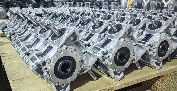 11月正忙，艾思捷雙軸輸入蝸輪減速機(jī)SJMRV050-30-AB發(fā)貨 (2).jpg